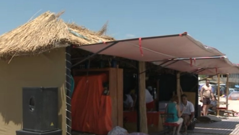 LECTURA LA MALUL MARII. Pe o plaja din Vama Veche a fost amenajata o biblioteca Imagine