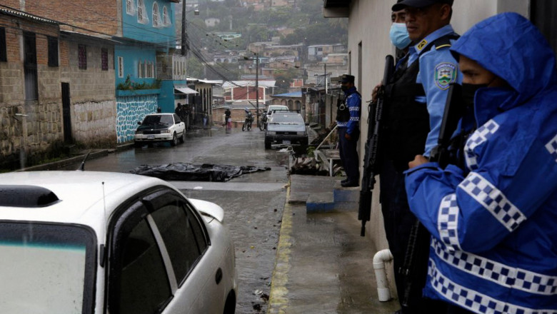 Legat la gura cu banda adeziva, ucis cu un glont in fata tras de la mica distanta. Un jurnalist si tatal sau, asasinati in Honduras Imagine