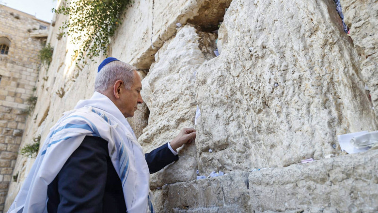 Legatura dintre Biblie si atacul Israelului asupra Iranului. Biletul pus de Netanyahu la Zidul Plangerii in Ierusalim Imagine