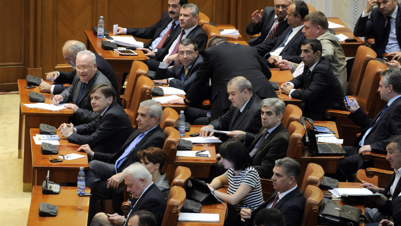 Legea CAS, tinuta la sertar. De ce va fi amanata, din nou, dezbaterea masurii in Parlament Imagine