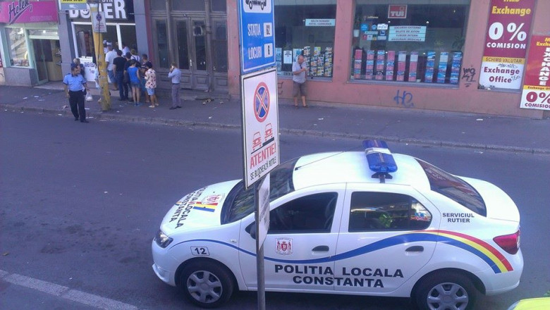 Legea e pentru unii muma, pentru altii ciuma. Politistii comunitari parcheaza pe loc interzis Imagine