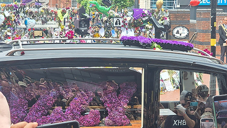 Legendarul star rock Ozzy Osbourne, condus pe ultimul drum. Cortegiul funerar a strabatut strazile din Birmingham Imagine