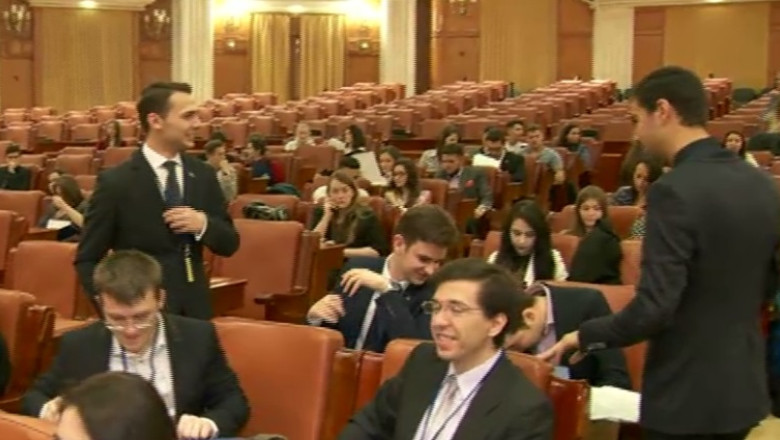 Legile pe care le-ar propune tinerii: impozit pentru biserici sau vot obligatoriu Imagine