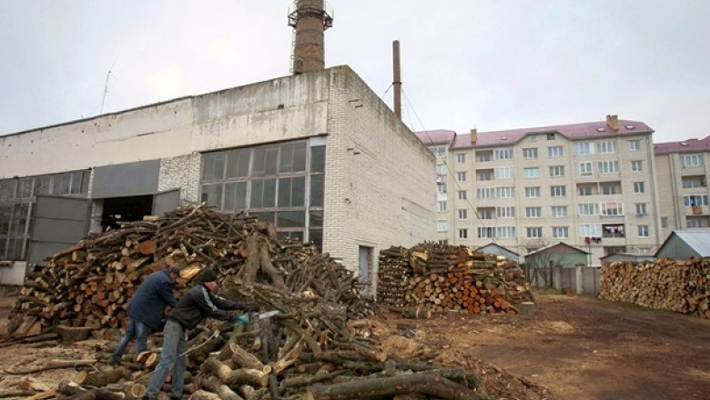Lemnele de foc, mai bune ca gazul rusesc. Primul orasel din Ucraina care isi reduce dependenta fata de resursele Moscovei face si economii Imagine