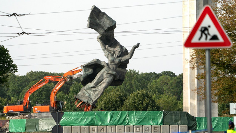 Letonia a demolat un monument sovietic emblematic din Riga, locul de intalnire al sustinatorii Kremlinului Imagine