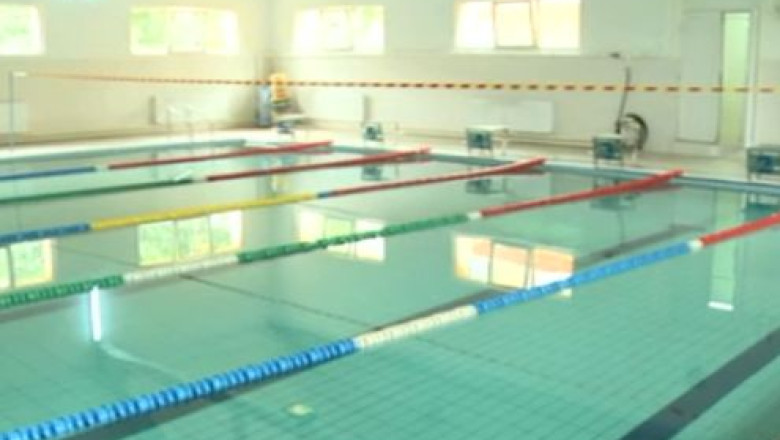 Li s-a facut rau dupa cursurile de inot. 15 copii, intoxicati cu o substanta necunoscuta Imagine