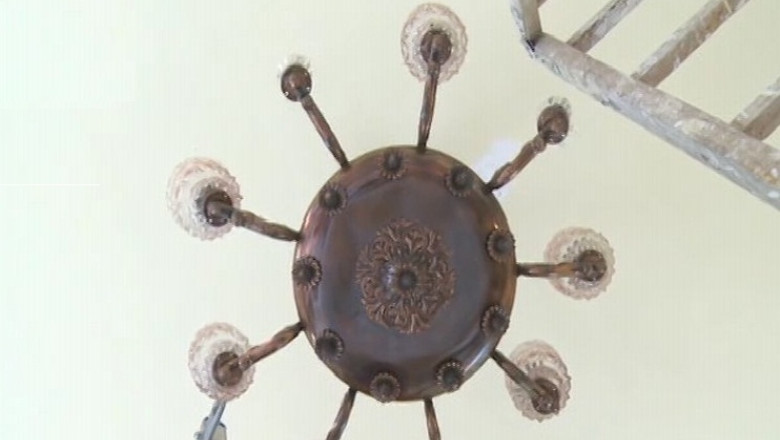 Liceu de elita, pericol public! Un candelabru a cazut la Colegiul National ”C.D.Loga”  Imagine