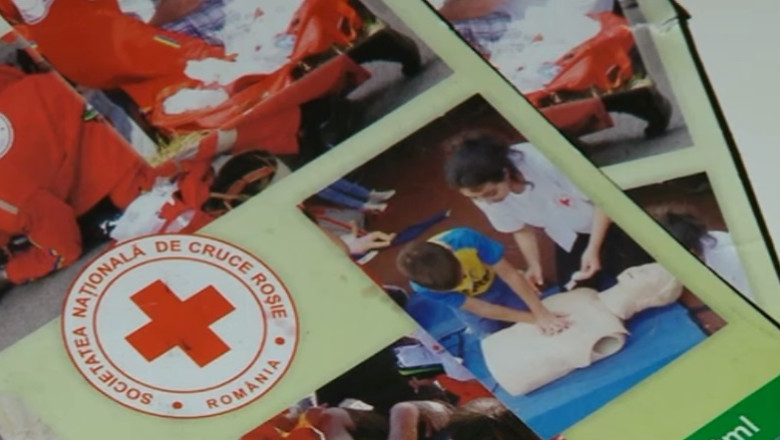 Liceul Tonitza. Elevii care intarzie la ore, obligati sa cumpere calendare ale Crucii Rosii Imagine