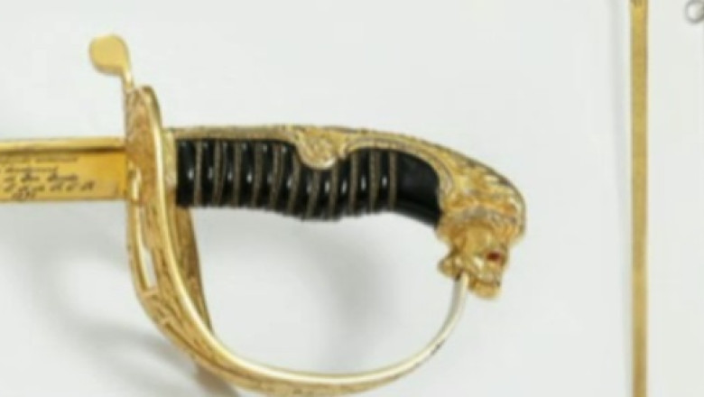 Licitatie cu obiecte din Epoca de Aur. Sabia lui Nicolae Ceausescu a fost vanduta cu 7.000 de euro Imagine