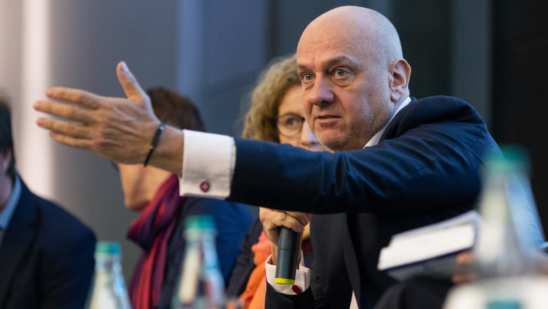 Lider de sindicat, despre bugetari: „Un etaj intreg vine la munca dupa ora 10:00. Am vazut cea mai mare expozitie de posete de top” Imagine