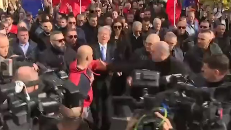 Liderul opozitiei albaneze a fost lovit cu pumnul in fata la un miting organizat la Tirana, la cativa metri de Summitul UE-Balcani Imagine