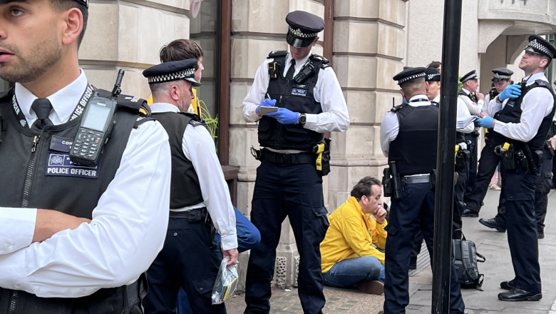 Liderul unei grupari antimonarhiste a fost arestat la Londra inainte de incoronarea Regelui Charles Imagine