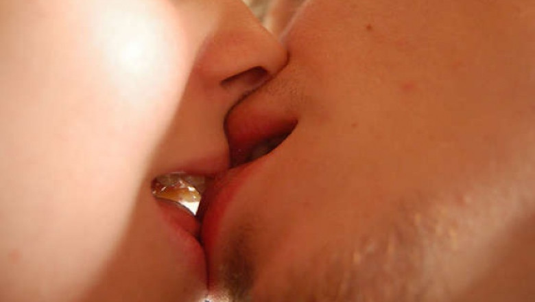 Limba lui Voltaire are in sfarsit traducere pentru „sarutul frantuzesc”: „Galocher”, nou in dictionar Imagine