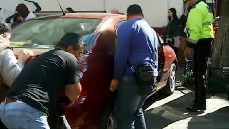 Linie de tramvai, blocata de o masina si eliberata de calatori Imagine