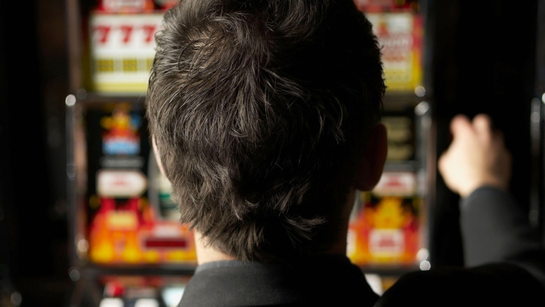 Linie speciala pe WhatsApp unde pot fi facute sesizari privind piata neagra a jocurilor de noroc din Romania Imagine