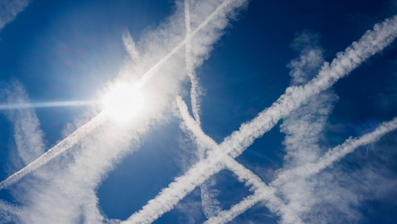 Liniile albe de pe cer produc mai multa poluare decat emisiile de carbon de la avioane. Cum s-ar putea scapa de ele Imagine