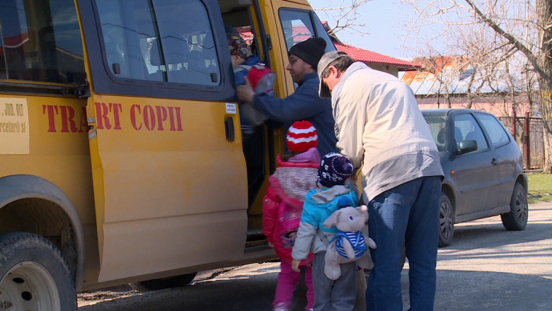Lipsa de microbuze scolare in Olt. In Poboru, 200 de copii sunt transportati cu un singur microbuz Imagine