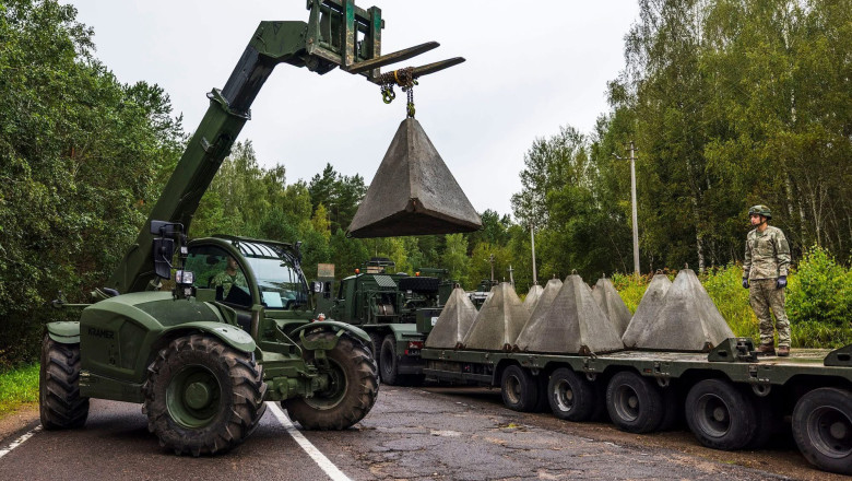 Lituania baricadeaza granita cu Belarus si exclava rusa Kaliningrad cu obstacole antitanc „dinti de dragon” Imagine