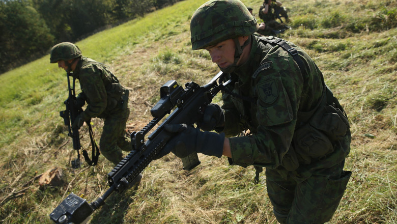 Lituania revine la serviciul militar obligatoriu Imagine