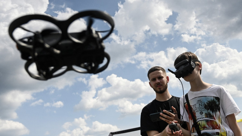 Lituania va antrena copii in utilizarea dronelor pentru a contracara amenintarea Rusiei. Instructia va incepe cu copii de 8 - 10 ani Imagine