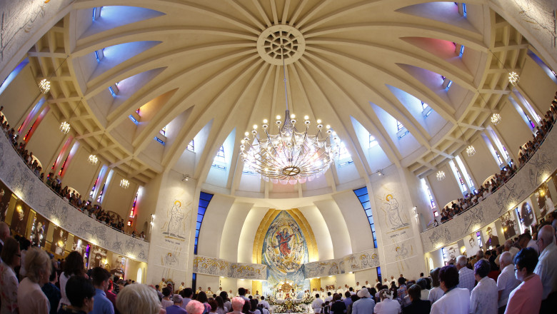 Liturghie de hirotonire la catedrala ”Sfanta Fecioara Maria, Regina” Imagine