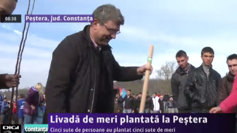 Livada de meri plantata la Pestera. Cinci sute de persoane au plantat cinci sute de meri Imagine