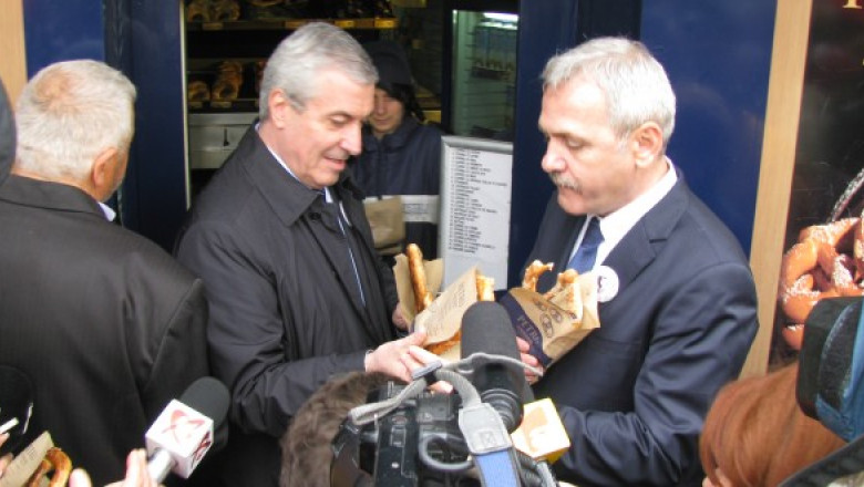 Liviu Dragnea si Calin Popescu Tariceanu si-au cumparat covrigi calzi dupa Parada florilor de la Pitesti Imagine