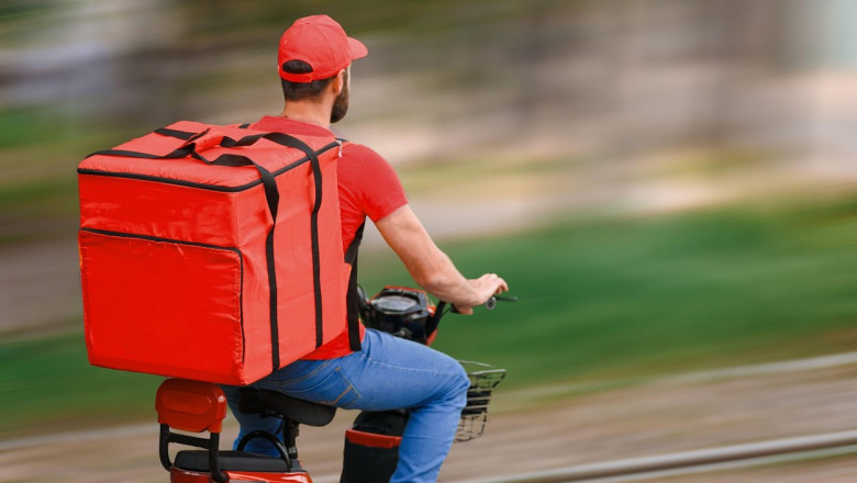 Livrator de mancare, batut cu pumnii si picioarele de un barbat in Sectorul 2 al Capitalei. Agresorul a fost arestat preventiv Imagine