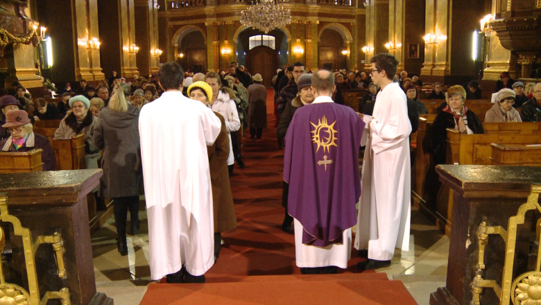 Lobby pentru ora de religie. Preotii romano-catolici din Bihor ii indeamna pe parinti sa-si inscrie copiii la aceste cursuri Imagine