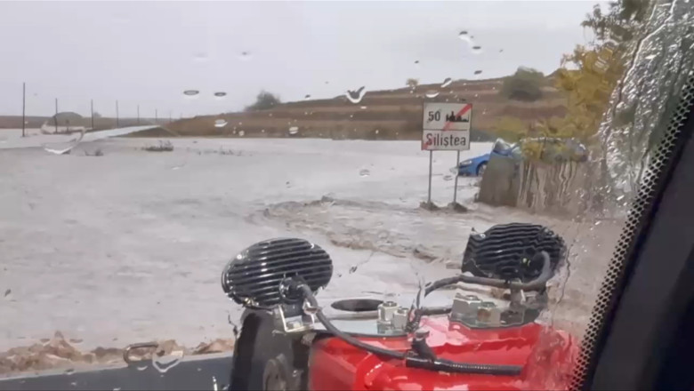 Localitatea Silistea, complet izolata de ape: drumuri si case inundate. Autoritatile analizeaza evacuarea localnicilor Imagine