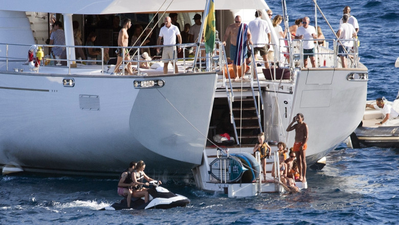 Localnicii din Ibiza se muta in masini dupa ce preturile chiriilor au explodat pe insula unde petrec miliardarii Imagine