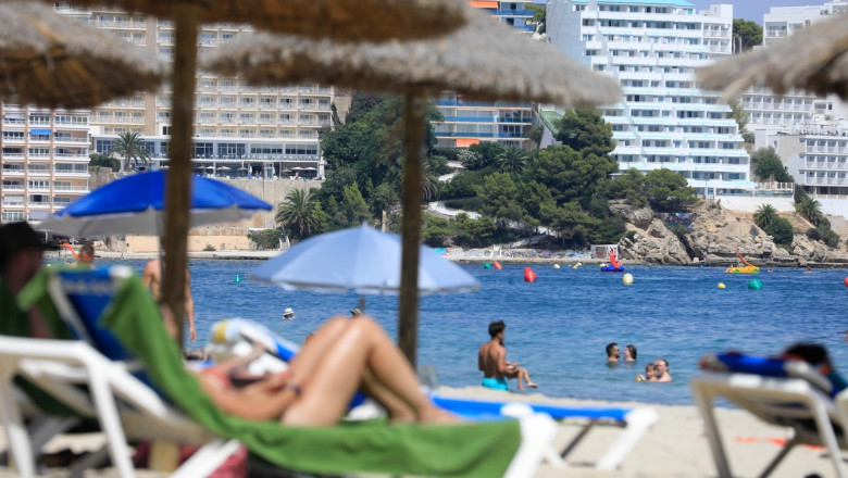 Localnicii din Spania si activistii sunt disperati din cauza turistilor. Metoda inedita prin care reusesc sa-i tina departe de plaje Imagine