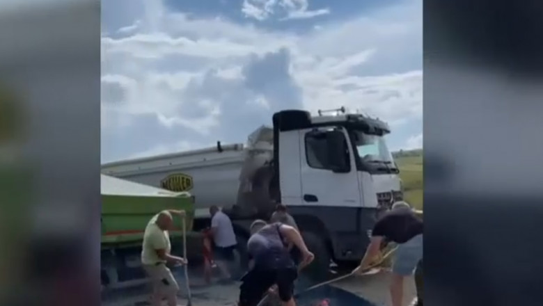 Localnicii unei comune au asfaltat, pe banii lor, drumul public. Primarul se dezice si spune ca reia lucrarile dar ca nu se stie cand Imagine