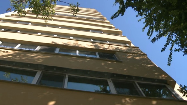 Locatarii unui bloc reabilitat doar pe hartie isi repara singuri terasa Imagine