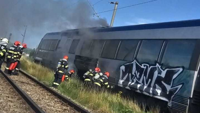Locomotiva unui tren a luat foc langa o statie de carburant, in Pascani. In interior se aflau 32 de copii si 20 de adulti Imagine