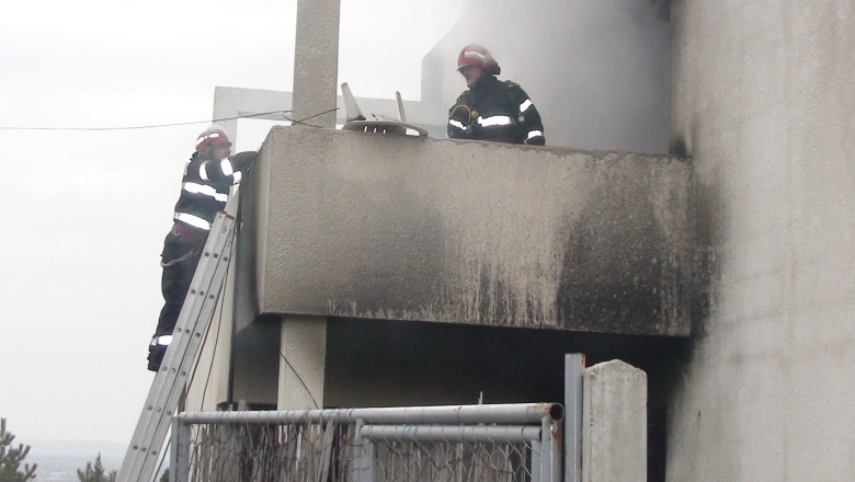 Locuinta cuprinsa de flacari in Oradea. Doua etaje au fost afectate de incendiu Imagine