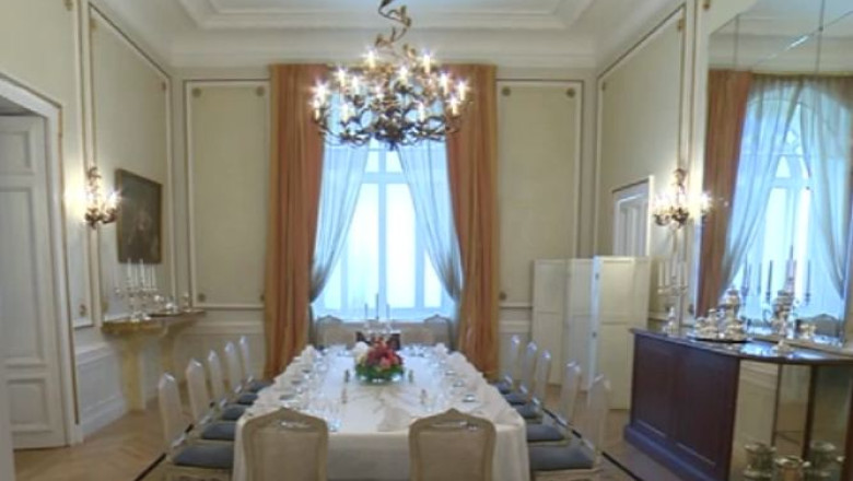 Locuinta de lux. Lampadare in stil Empire si statueta Regelui Soare in resedinta ambasadorului Frantei la Bucuresti Imagine