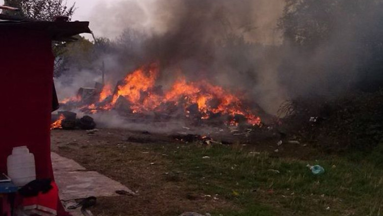 Locuinta improvizata, facuta scrum de un incendiu. Locatarii acuza: cineva i-a dat foc! Imagine