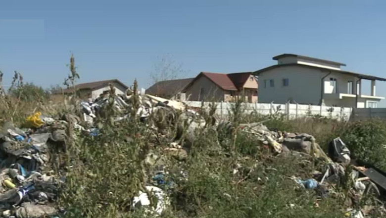 Locuinte printre munti de gunoaie, la marginea Bucurestiului. Deseurile se arunca la lumina zilei Imagine