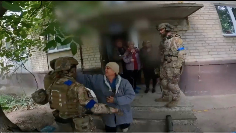 Locuitorii din orasele eliberate de armata ucraineana in Harkov plang de bucurie cand ii vad pe militarii ucraineni Imagine