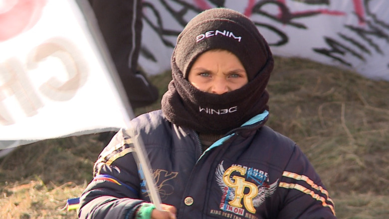 Locuitorii din Pungesti stau pe rand de paza in camp Imagine