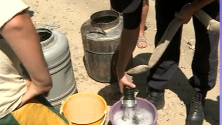 Locuitorii mai multor sate din Covasna au ramas fara apa. Pompierii ii aprovizioneaza cu cisternele Imagine