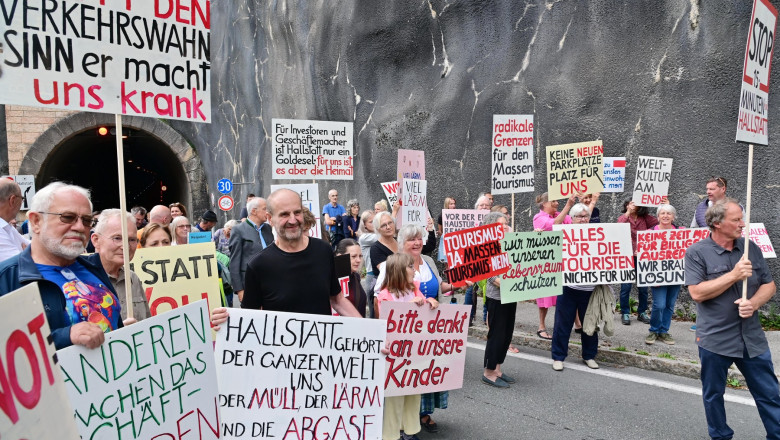 Locuitorii pitorescului orasel Hallstatt au iesit pe strazi sa protesteze impotriva turistilor Imagine