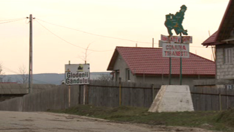 Locuitorii unui sat din Iasi isi construiesc singuri dispensar Imagine