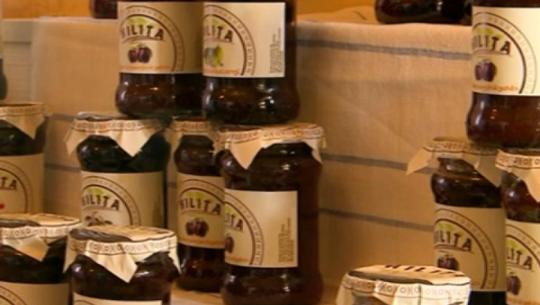 Locuitorii unui sat din Iasi produc si vand zacusca, gemuri si vin, 100% naturale Imagine