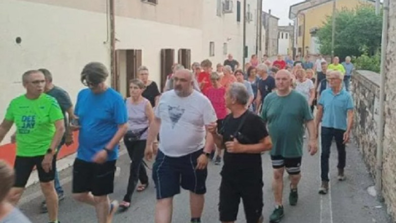 Locuitorii unui sat din Italia au decis sa alerge impreuna cu primarul pentru a-l ajuta sa slabeasca: „Administrarea te ingrasa” Imagine