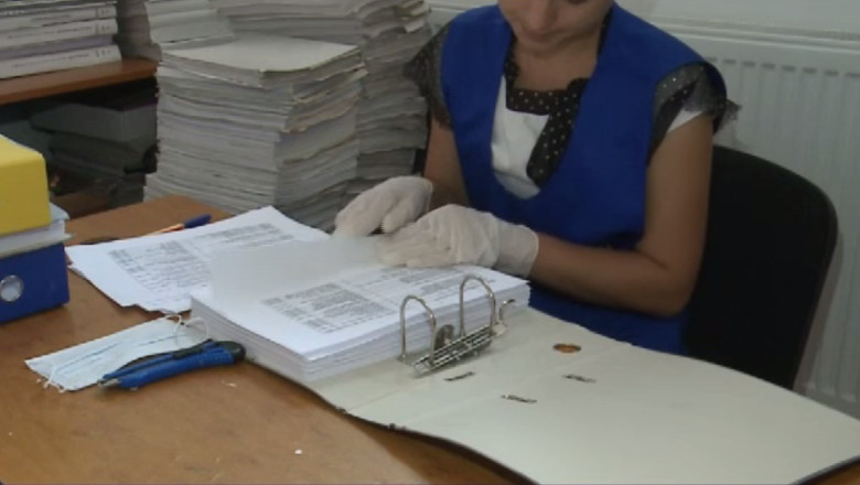 Locuri de munca pentru persoane cu dizabilitati. 16 tineri au fost angajati sa se ocupe de arhiva Casei de Pensii Imagine