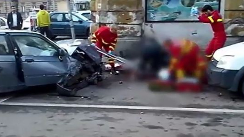 Lovit de masina pe trotuar Imagine