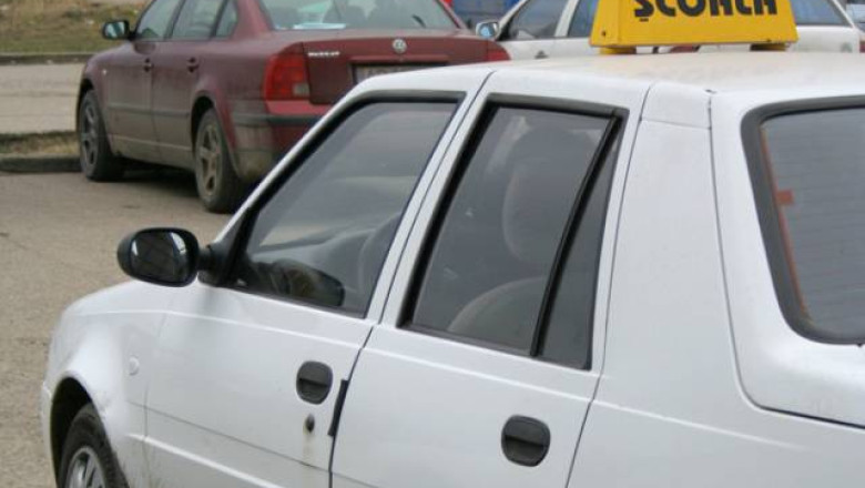 Lovitura pentru instructorii auto privati. Acestia vor fi nevoiti sa angajeze trei oameni Imagine