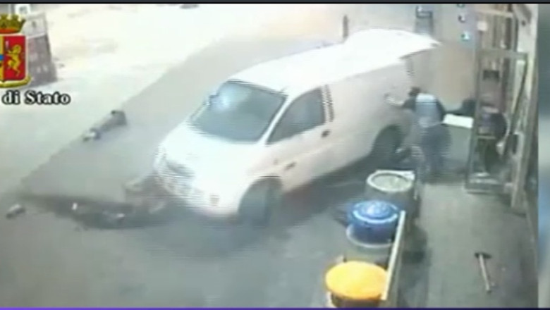 Lovitura romaneasca in Italia. Bancomat smuls din perete intr-un minut Imagine